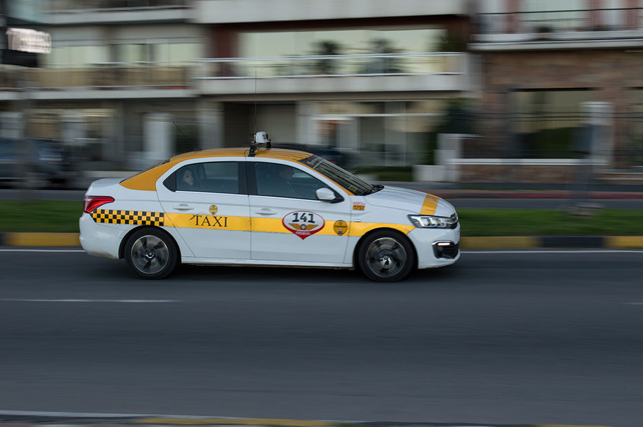 Taxi con aparentes impactos de bala escondía droga: chofer detenido en Montevideo